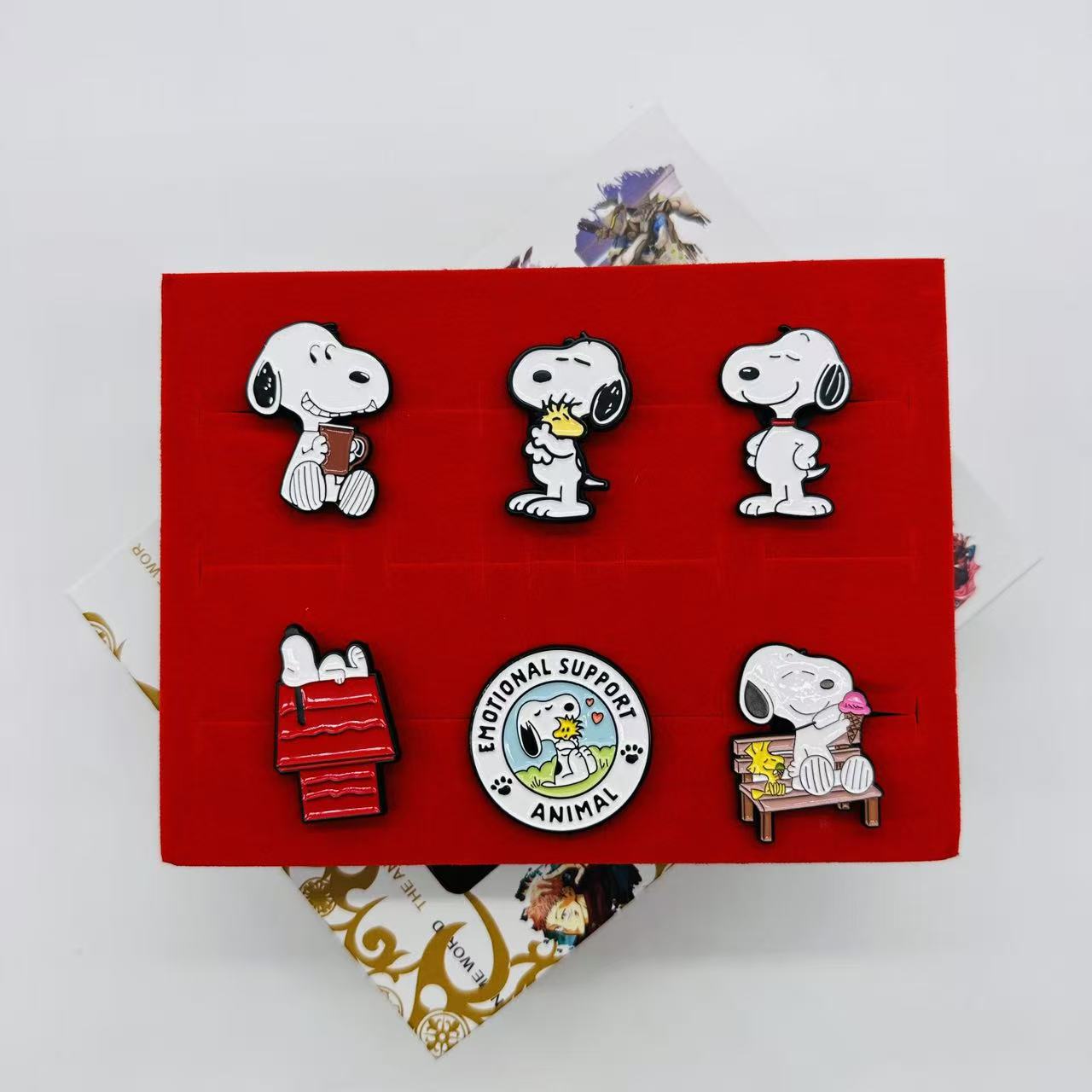Snoopy anime pin set
